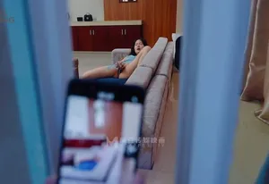 đột nhập nắc em nhà bên đang thủ dâm