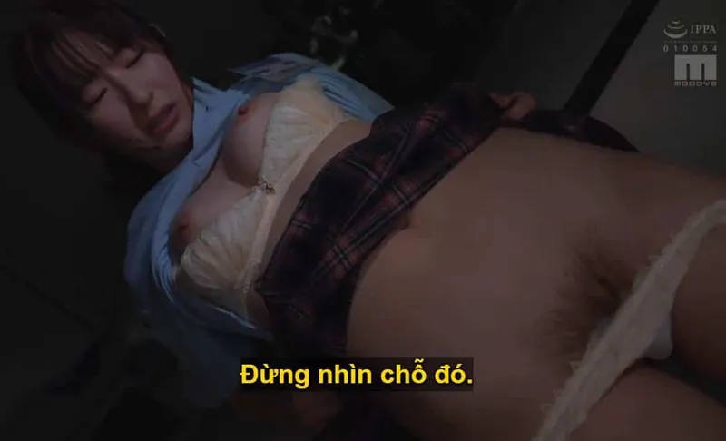 Ông sếp toan tính "lên giường" với cô nhân viên dưới quyền kiêu kỳ lười nhác, suốt ngày bận rộn chat chit cùng người yêu.